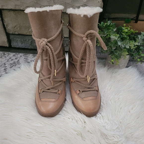 Authentic Michael Kors genuine Sheep Fur Leather Wedge Boot size 8.5 - Picture 3 of 12